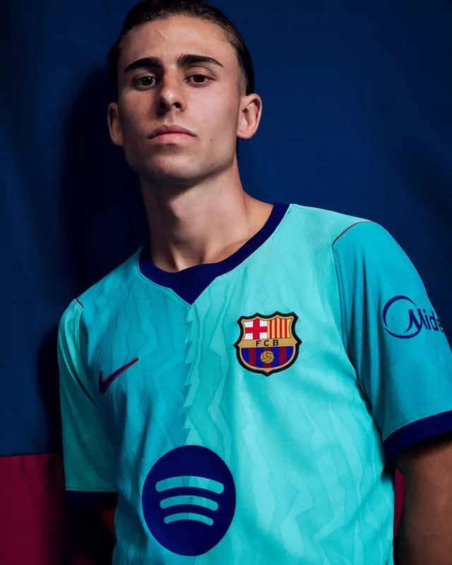 Le turquoise fait son retour sur le nouveau maillot du FC Barcelone