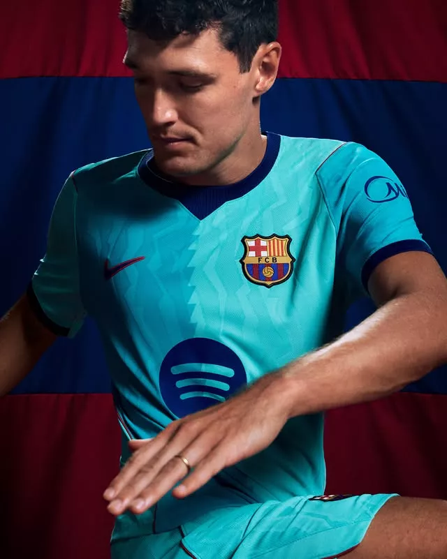 Le turquoise fait son retour sur le nouveau maillot du FC Barcelone
