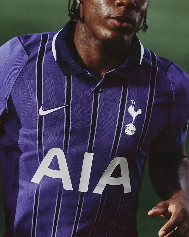 Pourquoi le nouveau maillot de Tottenham est-il violet ?