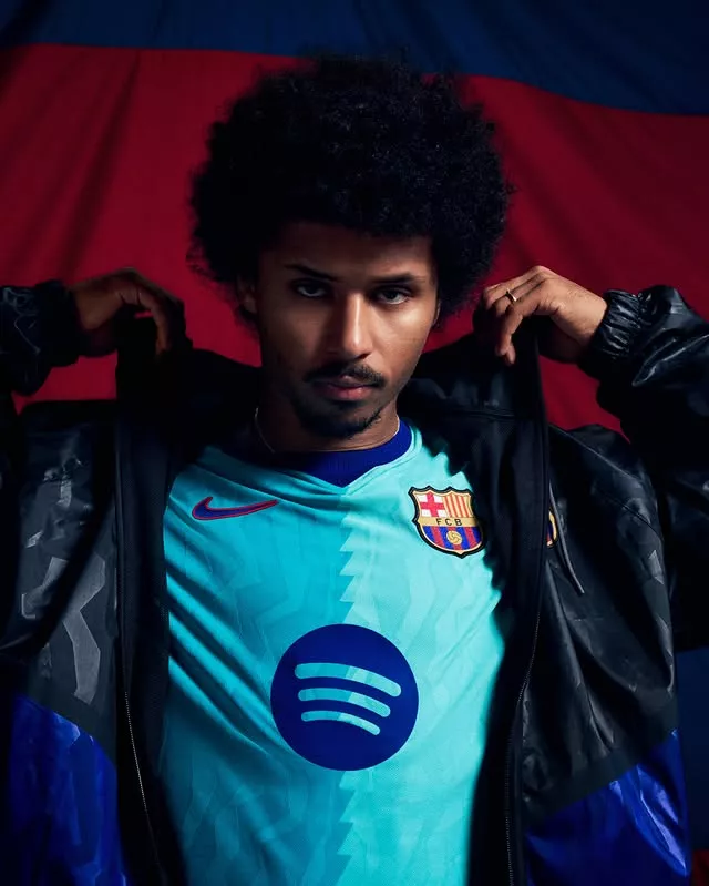 Le turquoise fait son retour sur le nouveau maillot du FC Barcelone