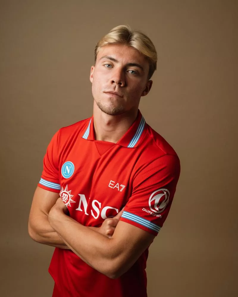 Pourquoi Naples a déplacé son écusson sur son nouveau maillot ?