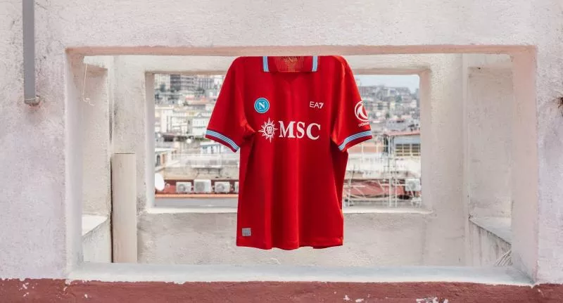 Pourquoi Naples a déplacé son écusson sur son nouveau maillot ?