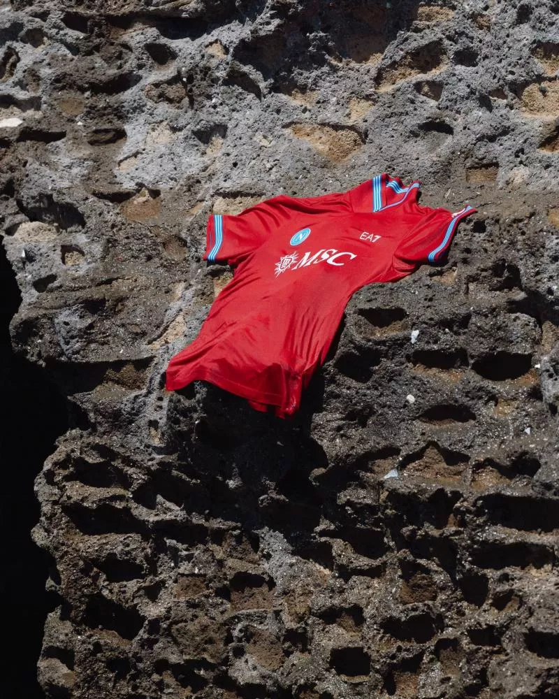 Pourquoi Naples a déplacé son écusson sur son nouveau maillot ?
