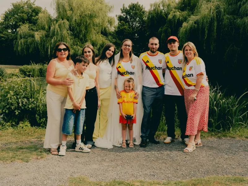 Le nouveau maillot third du RC Lens présenté à un mariage de supporters ?