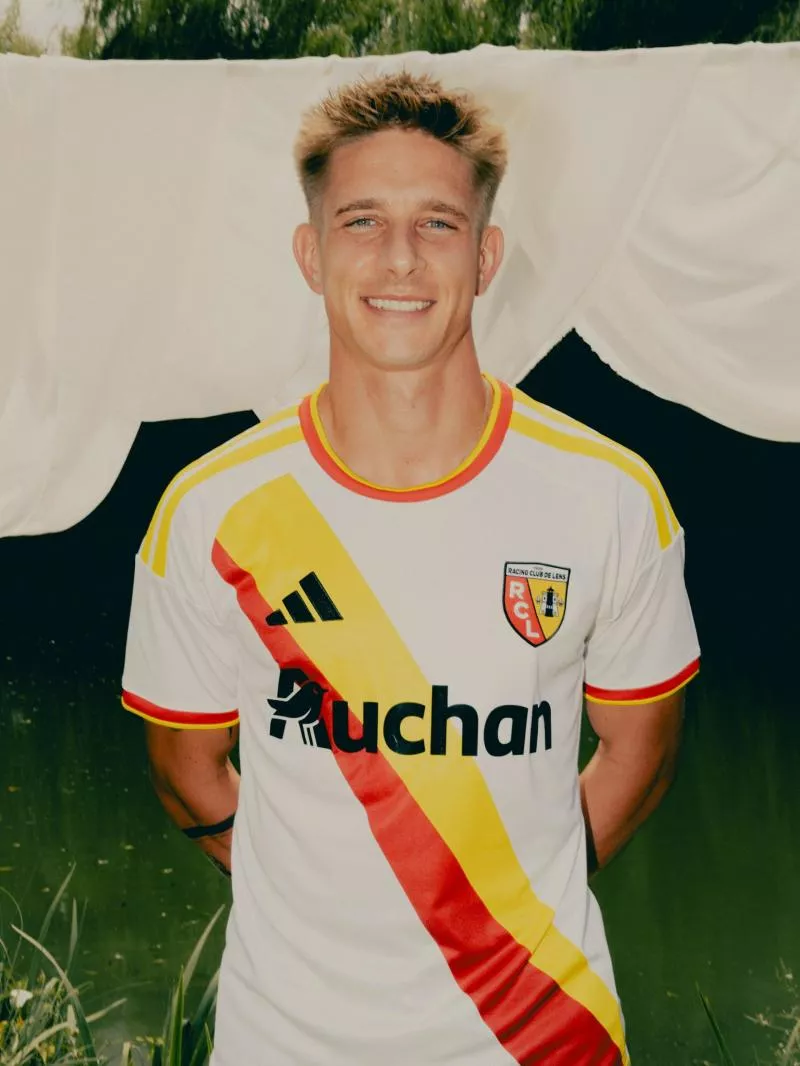 Le nouveau maillot third du RC Lens présenté à un mariage de supporters ?