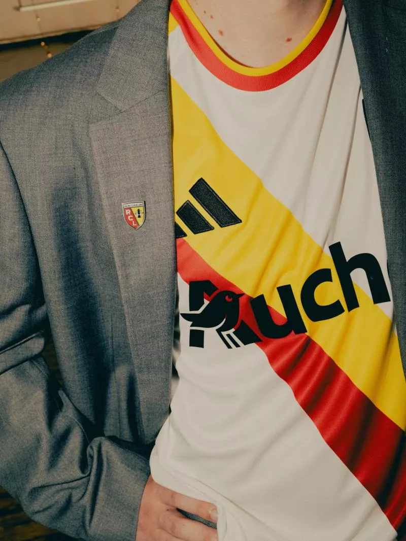 Le nouveau maillot third du RC Lens présenté à un mariage de supporters ?