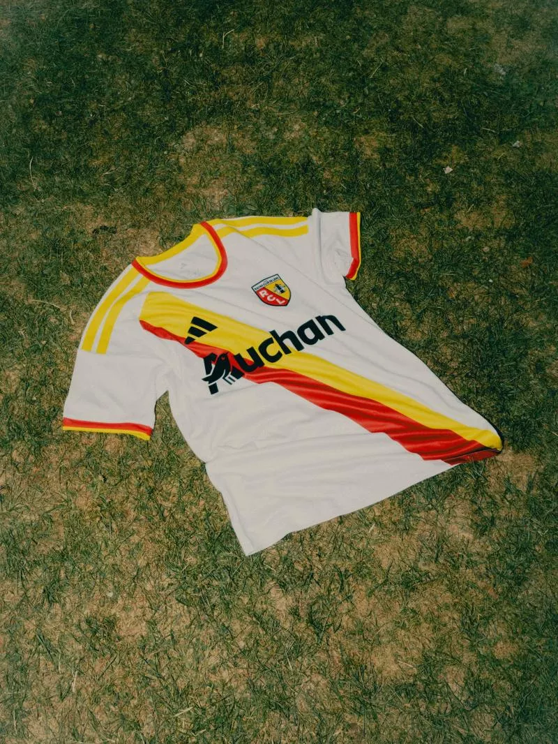 Le nouveau maillot third du RC Lens présenté à un mariage de supporters ?