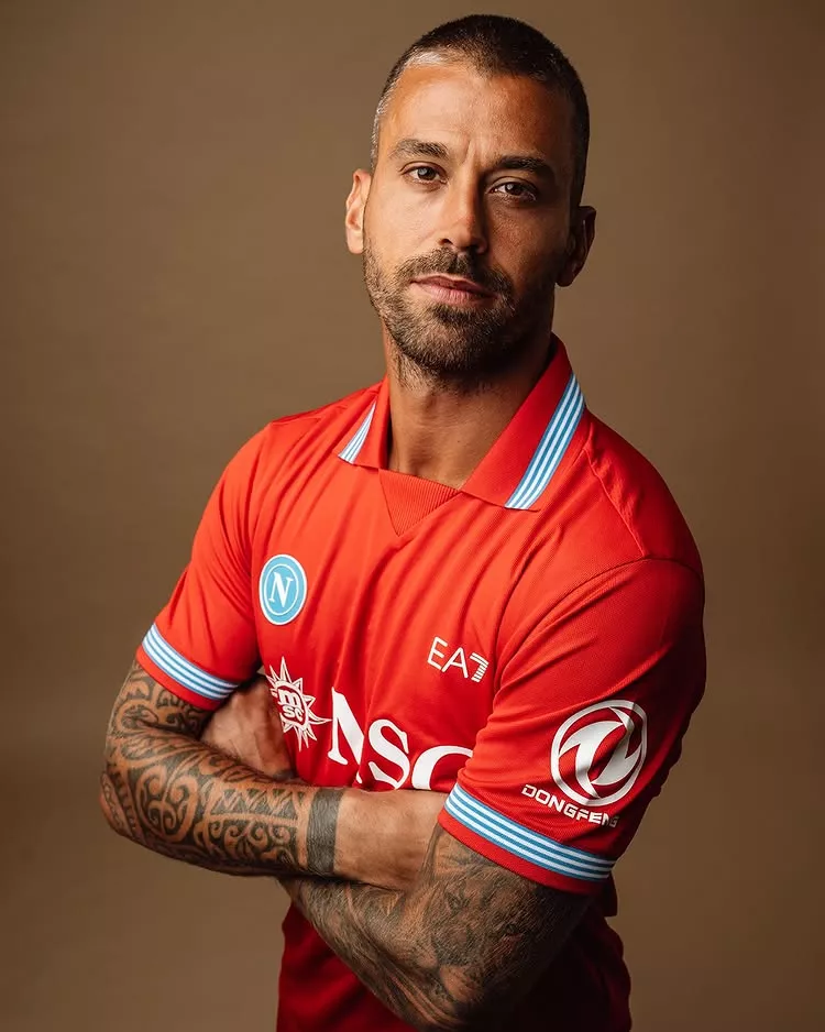 Pourquoi Naples a déplacé son écusson sur son nouveau maillot ?