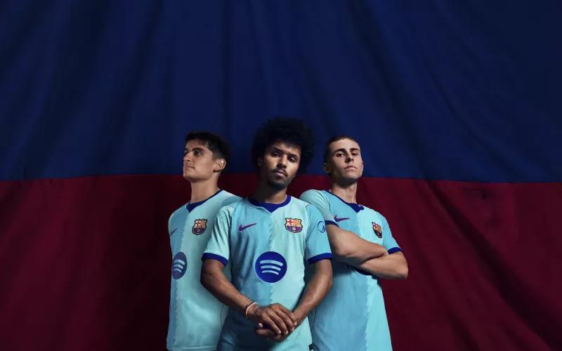 Le turquoise fait son retour sur le nouveau maillot du FC Barcelone