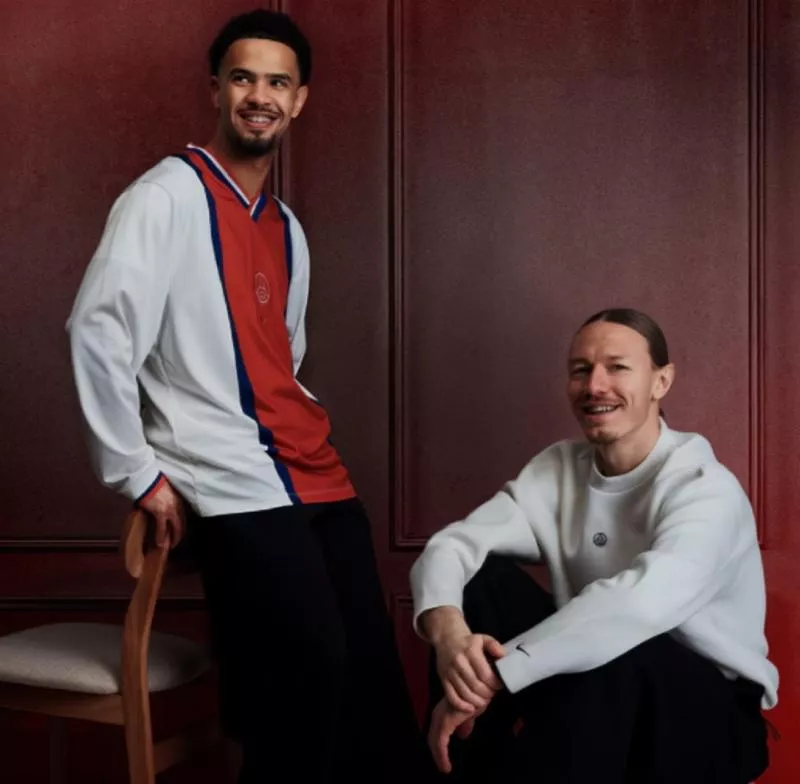 Le PSG dévoile un maillot rétro inspiré des années 90