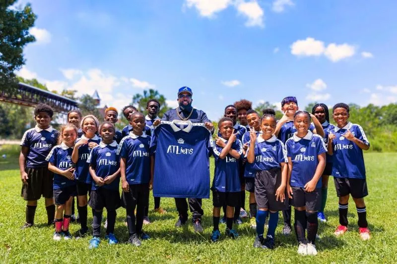 Outkast sort un maillot pour aider le football amateur à Atlanta
