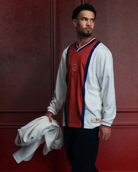 Le PSG dévoile un maillot rétro inspiré des années 90