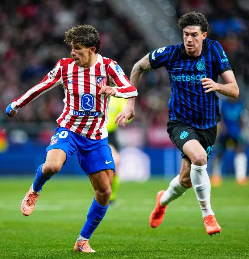 Giuliano Simeone of Atletico de Madrid and Alessandro Bastoni of FC Internazionale Milano during the UEFA Champions League match, between Atletico de Madrid and Inter Milan, matchday 5, played at Riyadh Air Stadium on November 26, 2025 in Madrid, Spain. (Photo by Cesar Cebolla / PRESSIN)  - Photo by Icon Sport
