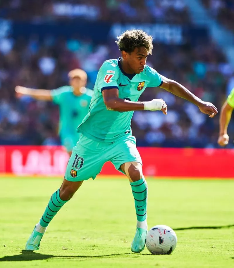 Lamine Yamal of FC Barcelona controls the ball during the LaLiga EA Sports 2026/27 match between Levante UD and FC Barcelona at Estadi Ciutat de Valencia on September 13, 2026 in Valencia, Spain. (Photo by GSI/Icon Sport) - Photo by Icon Sport