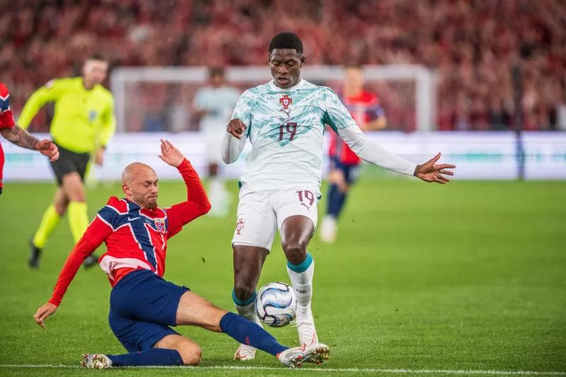 3FMABBB Oslo, Noruega. 27th Sep, 2026. Nuno Mendes challenges for the ball during Norway vs. Portugal in the UEFA Nations League held at Ullevaal Stadion in Oslo, DF. Credit: Adam Escada/FotoArena/Alamy Live News