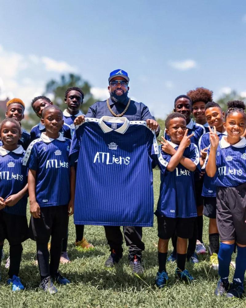 Outkast sort un maillot pour aider le football amateur à Atlanta
