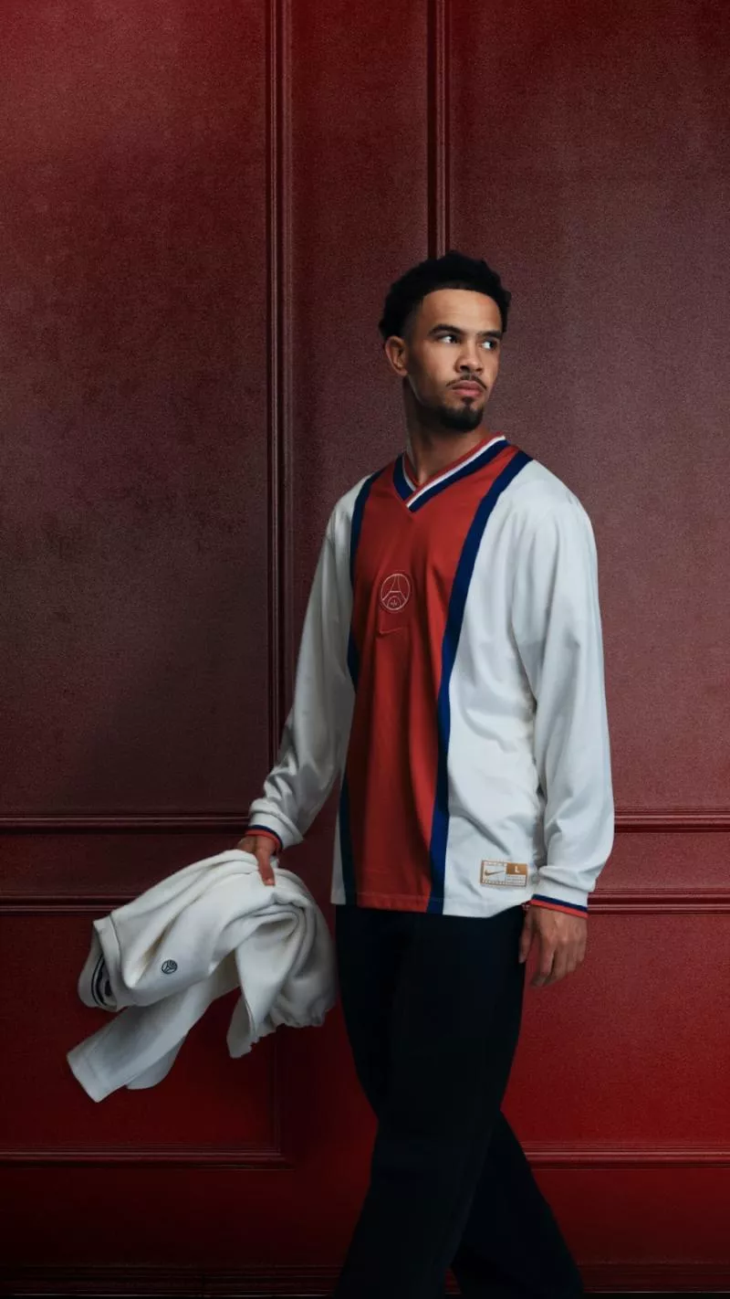 Le PSG dévoile un maillot rétro inspiré des années 90