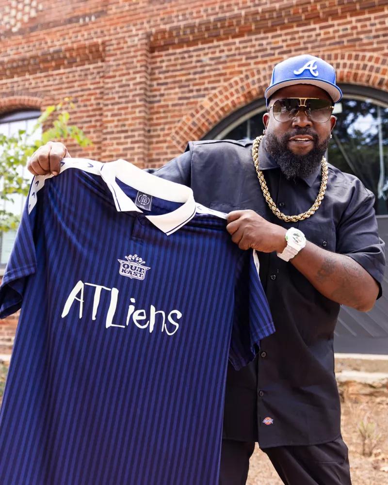 Outkast sort un maillot pour aider le football amateur à Atlanta