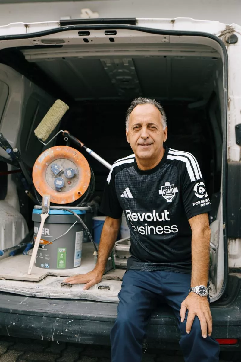 Les commerçants de Como dévoilent le troisième maillot avant les joueurs.