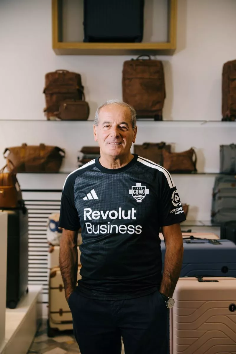 Les commerçants de Como dévoilent le troisième maillot avant les joueurs.