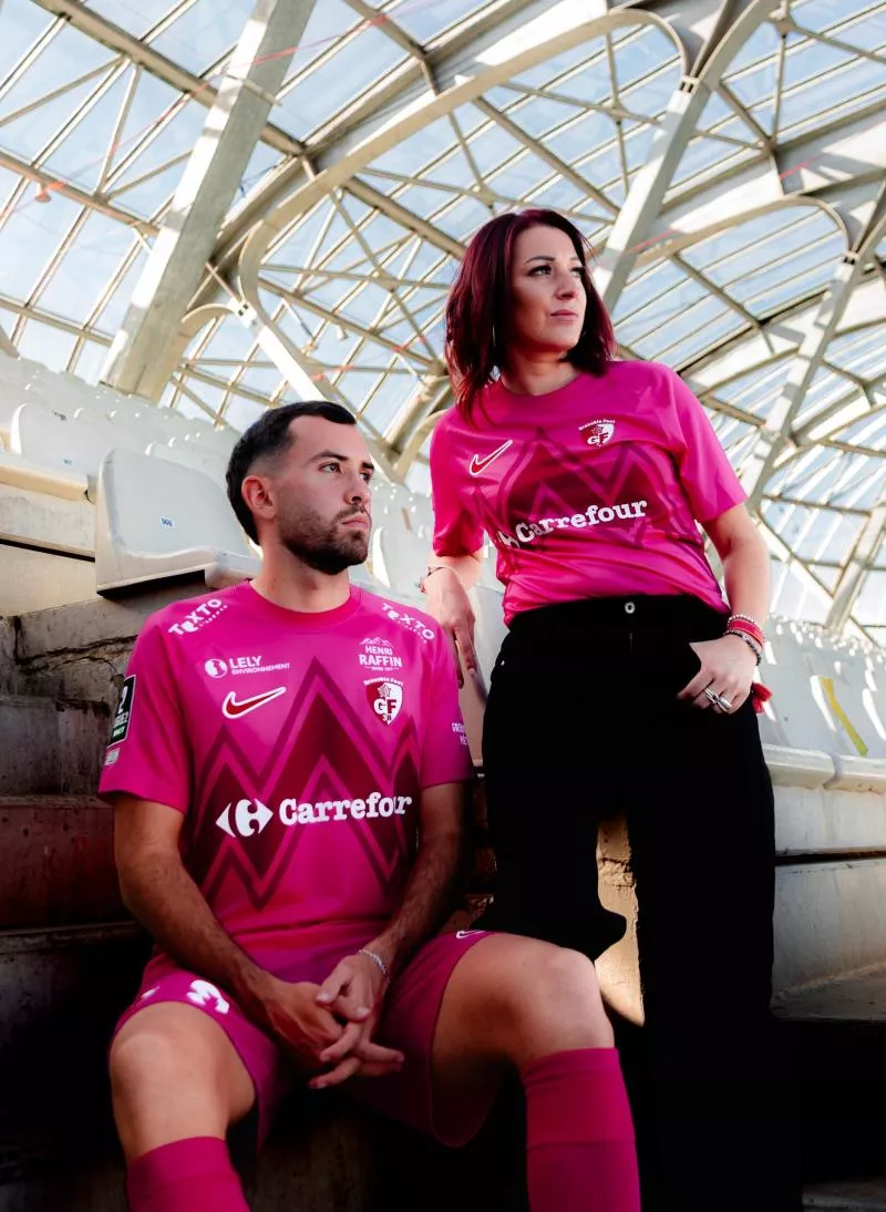 Octobre Rose : le Grenoble Foot 38 dévoile un maillot spécial pour lutter contre le cancer du sein