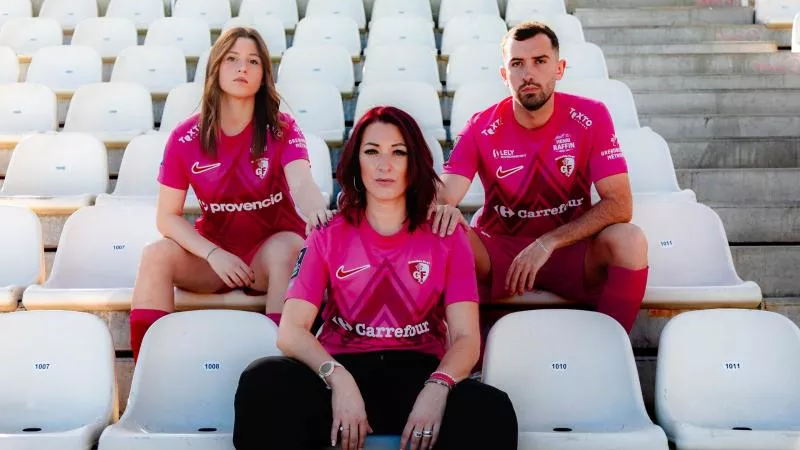 Octobre Rose : le Grenoble Foot 38 dévoile un maillot spécial pour lutter contre le cancer du sein