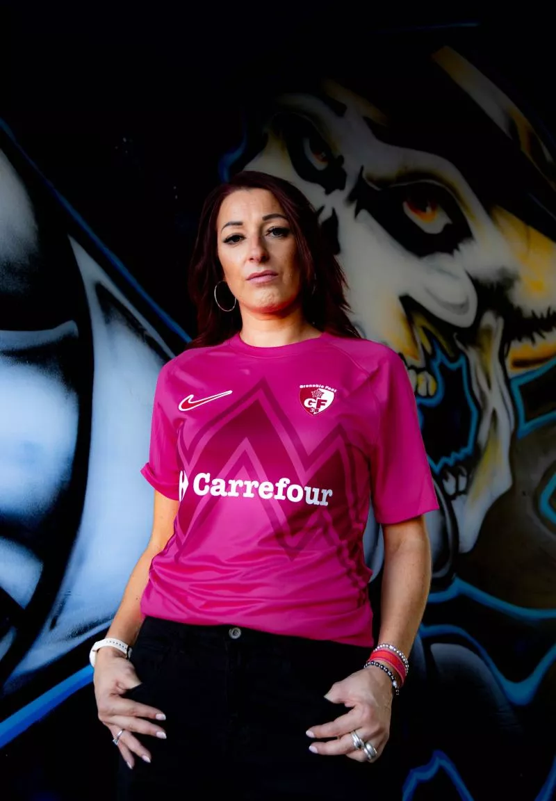Octobre Rose : le Grenoble Foot 38 dévoile un maillot spécial pour lutter contre le cancer du sein