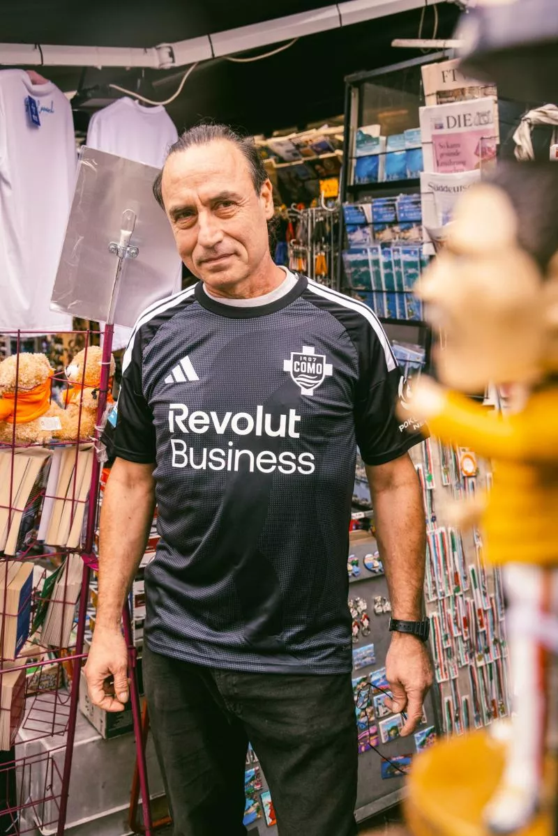 Les commerçants de Como dévoilent le troisième maillot avant les joueurs.