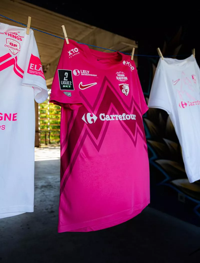 Octobre Rose : le Grenoble Foot 38 dévoile un maillot spécial pour lutter contre le cancer du sein