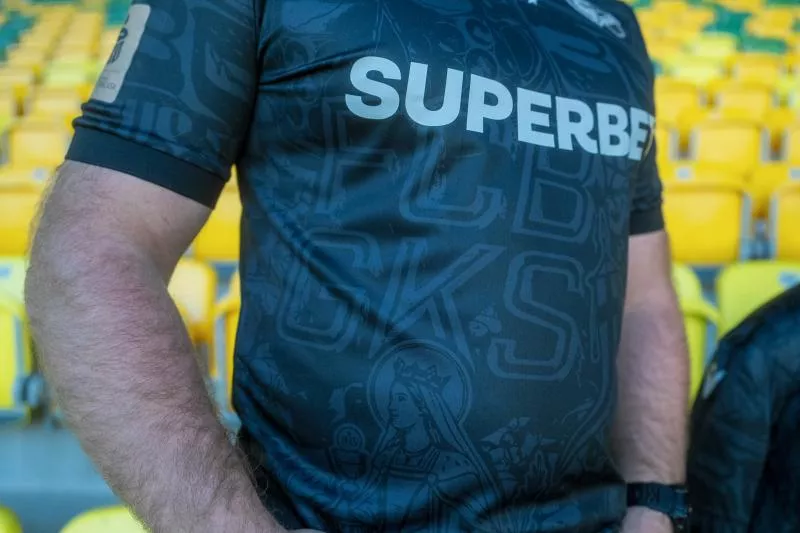 Deux clubs dévoilent un maillot commun pour fêter leur amitié