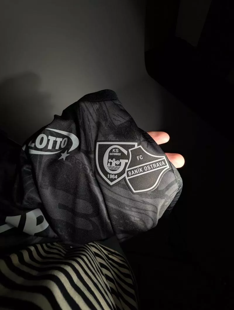 Deux clubs dévoilent un maillot commun pour fêter leur amitié