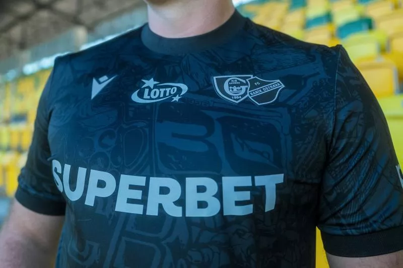 Quand deux clubs dévoilent un maillot commun pour fêter leur amitié