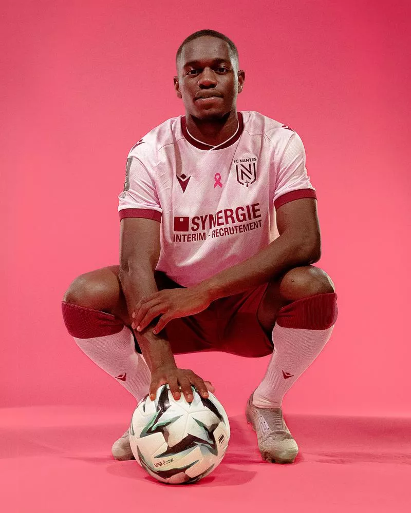 Quand les maillots de foot changent de couleur pour Octobre Rose 2026
