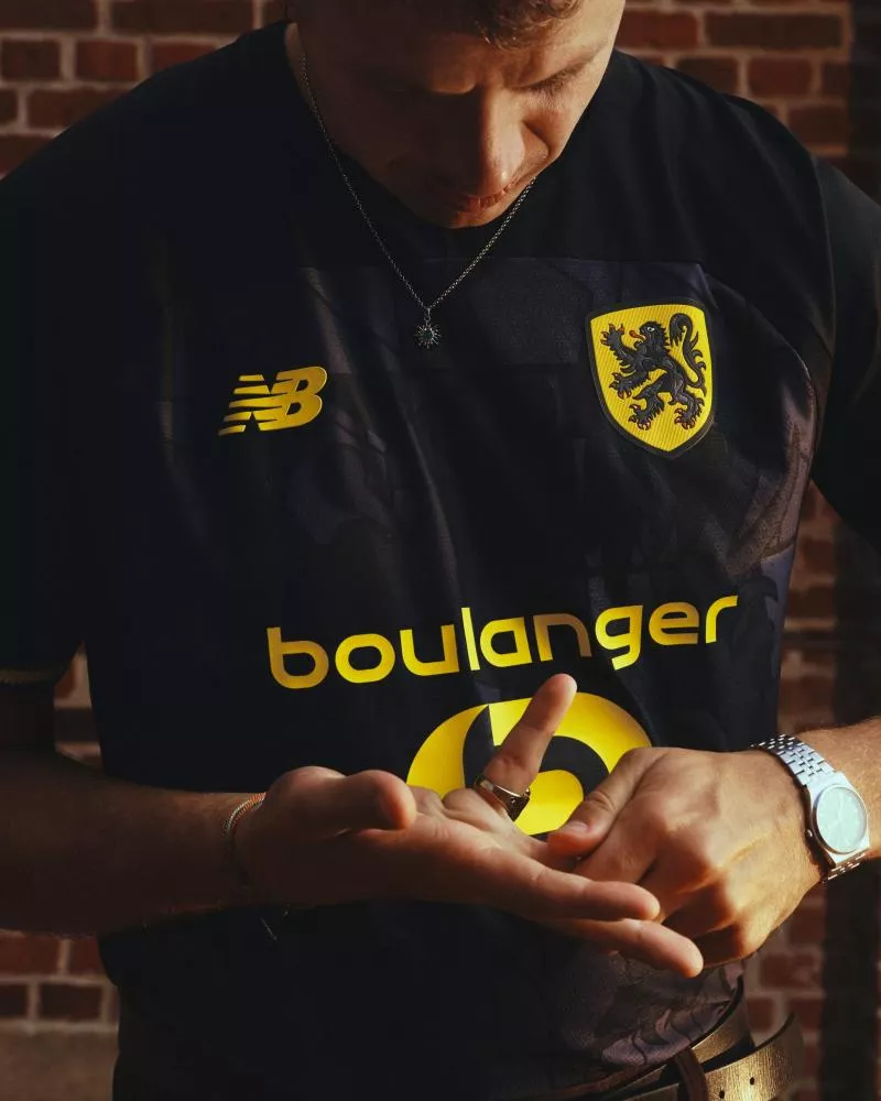 Le LOSC et BEN plg rendent hommage aux Flandres avec un quatrième maillot noir et jaune