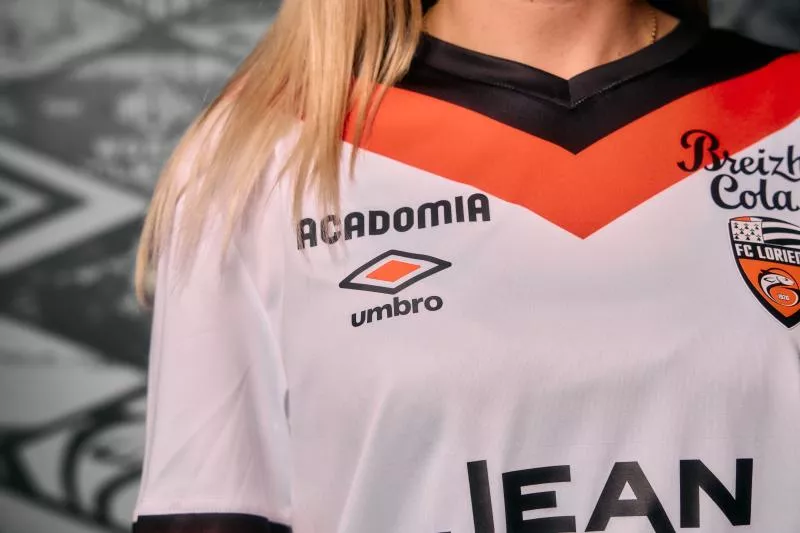 Le FC Lorient révèle un joli maillot extérieur avec Umbro